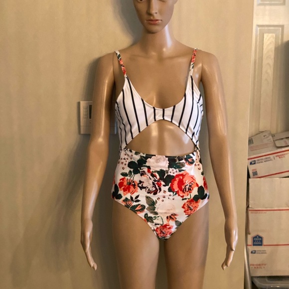 SIZZLING Floral Print Monokini - Picture 7 of 7